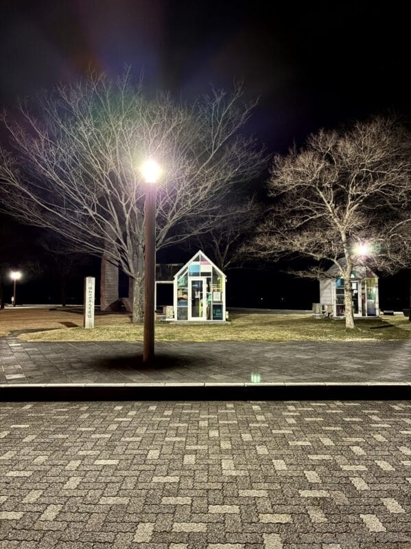 ガラス張りの小屋を暗所撮影した一枚 | iphone review.jp iPhone17e カメラ ガラス張りの小屋を暗所撮影した一枚