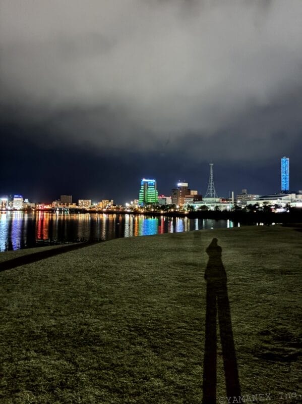 海の向こうに見える街並みを暗所撮影 | iphone review.jp iPhone17e カメラ 海の向こうに見える街並みを暗所撮影