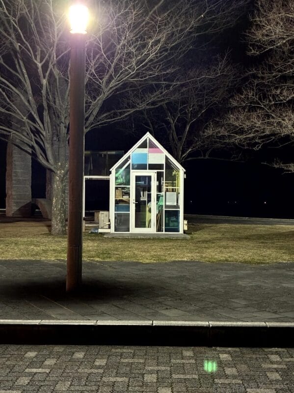 ガラス張りの小屋を暗所撮影した一枚 | iphone review.jp iPhone17e カメラ ガラス張りの小屋を暗所撮影した一枚