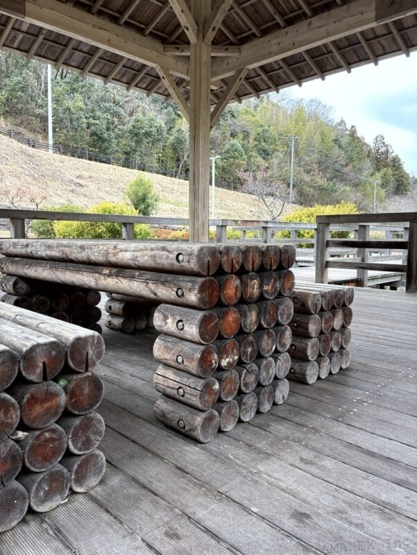 丸太が積み重なった様子 | iphone review.jp iPhone17e カメラ 丸太が積み重なった様子